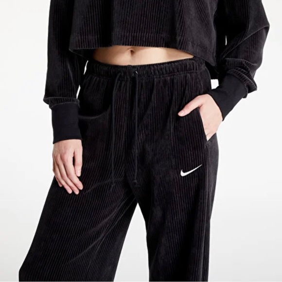 Nike Sportswear Women's Velour Wide-Leg Pants - Picture 2 of 4